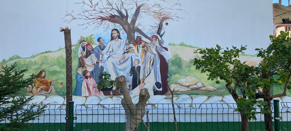 Murale della scuola con Gesù e i bambini