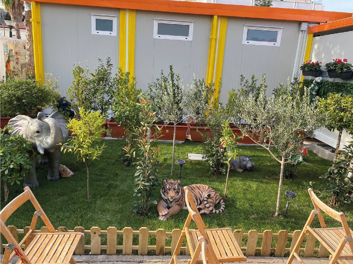 Bambini che giocano nel giardino